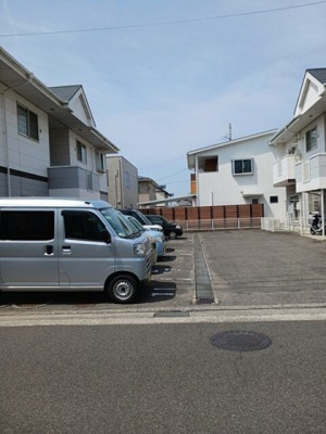 【駐車場】 | プラドール池田Ｂ | 駐車場があるので、車を買う予定の方も安心です