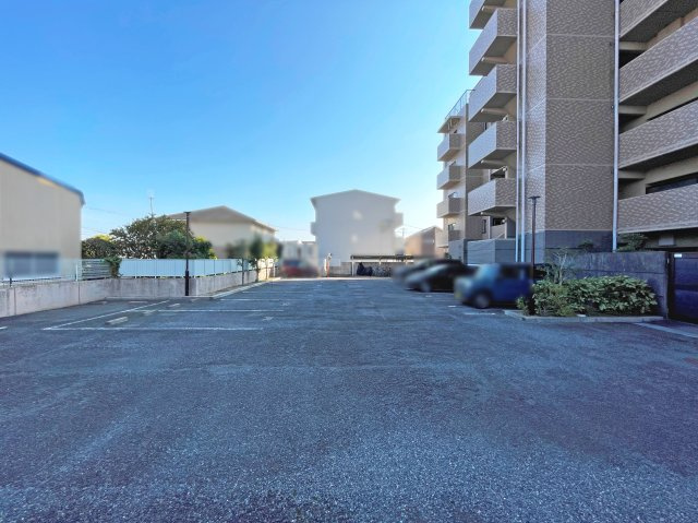 【駐車場】 | 丸美ロイヤル鈴鹿 | 敷地内駐車場