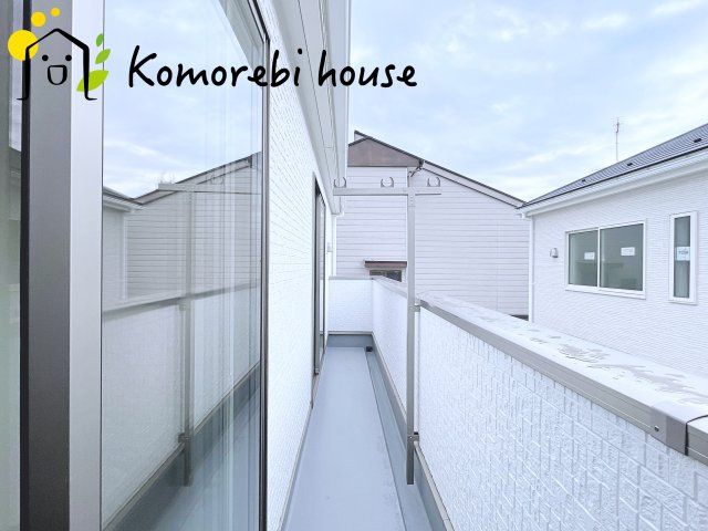 伊奈町本町　第3　新築一戸建て　クレイドルガーデン　02のバルコニー|お洗濯にも便利なバルコニー付き