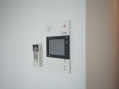 【セキュリティ】 | M-RESIDENCE新大阪Garden | モニター付きインターホンです