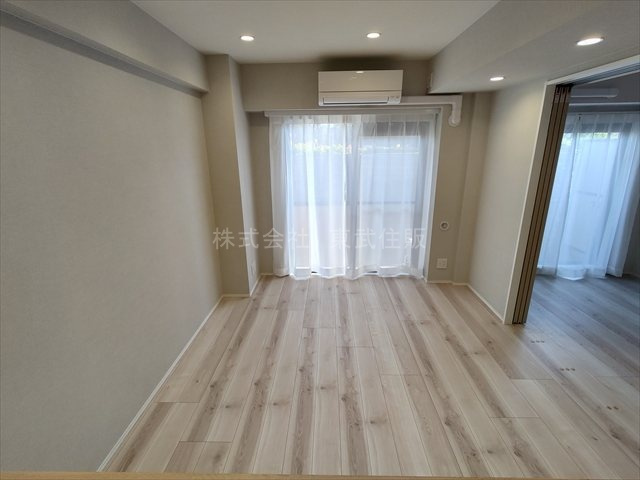 【居間・リビング】 | ライオンズマンション川越南台 | こちらの10.4帖のリビングで趣味の時間をお楽しみください