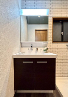 【独立洗面台】 | 宝塚市清荒神４丁目中古戸建　リフォーム済 | 新品の洗面化粧台です♪シャワー水栓で使い勝手も良いです！！鏡は三面鏡になっております！