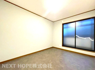 【洋室】 | 宝塚市清荒神４丁目中古戸建　リフォーム済 | ２階洋室６帖です♪バルコニーに面した明るく開放的な室内です！令和７年１０月室内リフォーム済み！お待たせ無しで即ご入居していただけます！