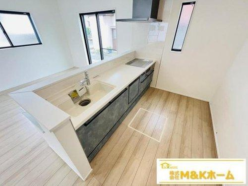 半田市栄町4丁目　全5棟　2号棟のキッチン|リビングの様子を見ることができるカウンターキッチン☆　IHクッキングヒーター搭載！