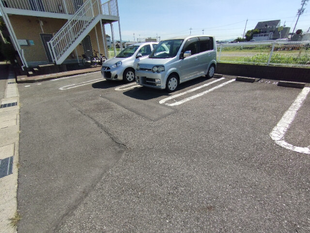 カレントの駐車場