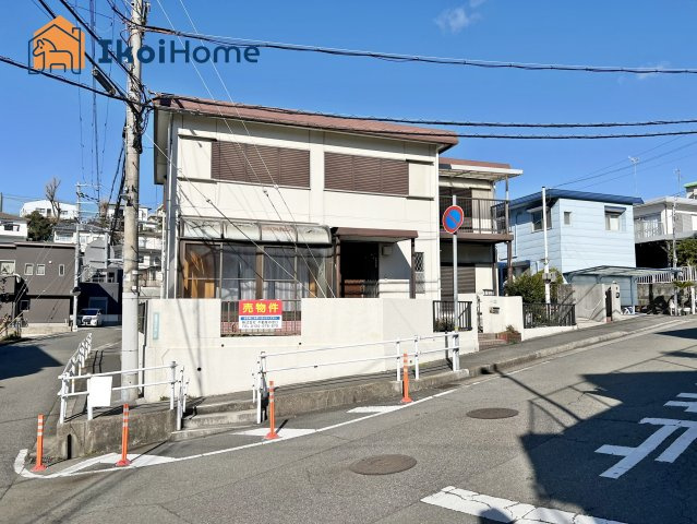 明石市北朝霧丘2丁目　中古戸建のエントランス|●資料・カタログのご請求無料●通風採光良好！開放感のある角地物件です！