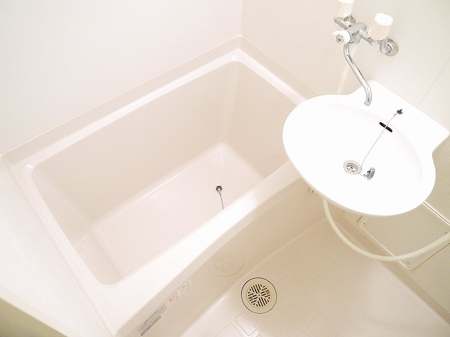 レオパレス伏見Ⅲの浴室|日々の疲れを癒すお風呂付です