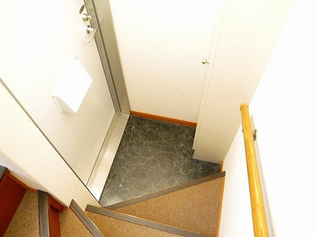 レオパレス伏見Ⅲの玄関|落ち着いた玄関です