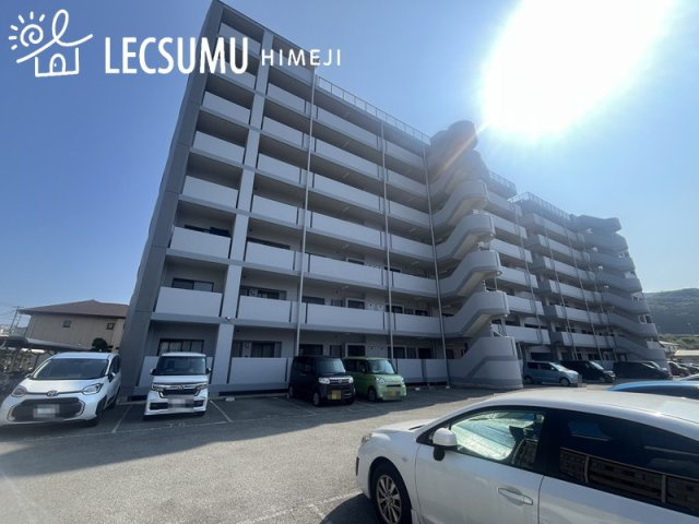 ライフアベニュー城山三番館の外観