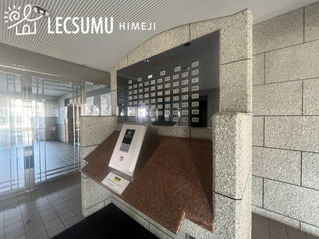 ライフアベニュー城山三番館のエントランス