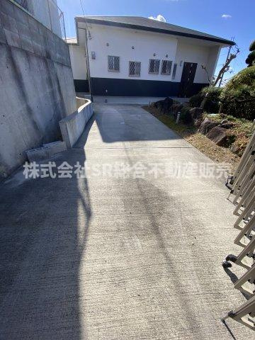 上六万寺町中古戸建の駐車場|駐車スペースは全部で4台分あります！来客時にも便利です。