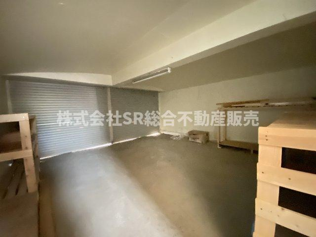 上六万寺町中古戸建の駐車場|2台はシャッター付き車庫（車種による）です！物置としても使えます。