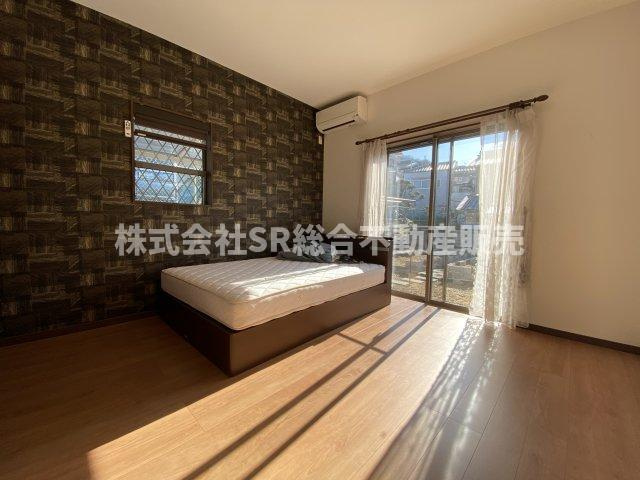 上六万寺町中古戸建の寝室|陽当たりが良く気持ちよく目覚められます♪