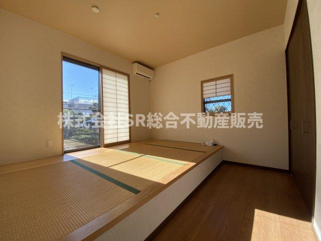 上六万寺町中古戸建の洋室|畳スペースのある落ち着いた雰囲気のお部屋です！