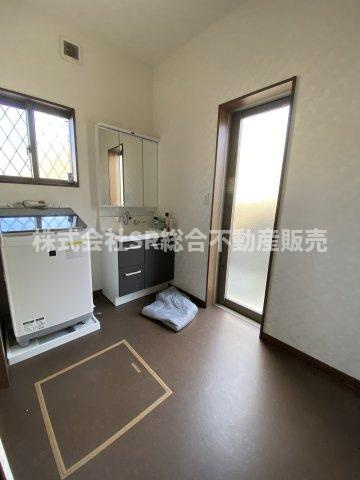 上六万寺町中古戸建の脱衣所|室内洗濯機置場もあり広めの脱衣場です！