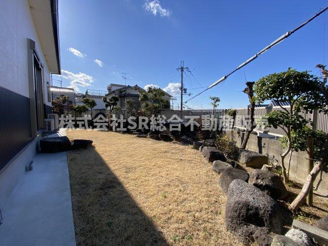 上六万寺町中古戸建の庭|和風の庭園はとても広く、ＢＢＱ、お子様の遊び場、家庭菜園等にぜひご利用ください！