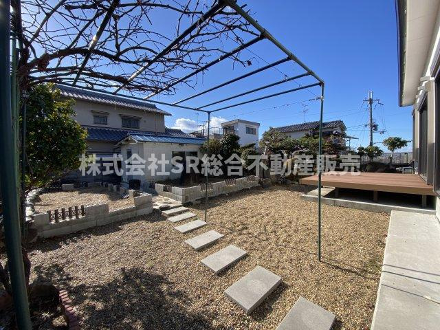 上六万寺町中古戸建の庭|簡単な家庭菜園も楽しめるお庭です