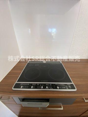 上六万寺町中古戸建のキッチン|IH3口コンロで安全でお掃除も楽です♪