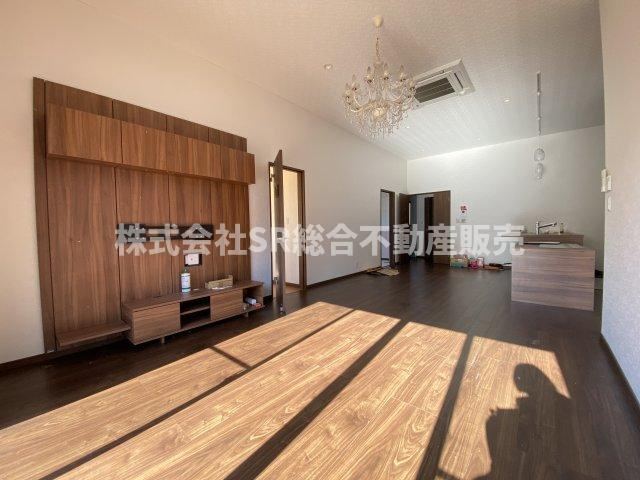 上六万寺町中古戸建の居間・リビング|ゆったり過ごせるリビングです