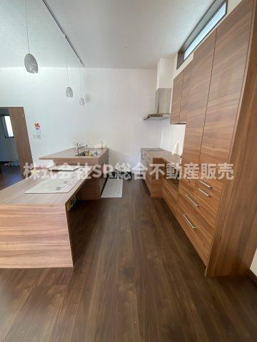 上六万寺町中古戸建のキッチン|使いやすいコの字型のカウンターキッチンで、あると嬉しい食洗機も付いています♪