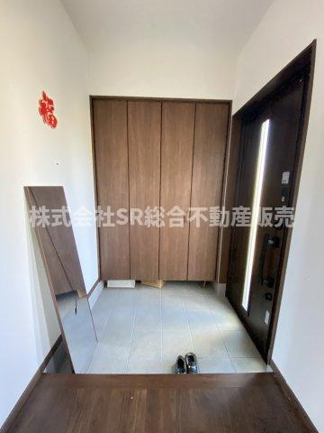 上六万寺町中古戸建の玄関|玄関にはシューズボックスもあり、広く使いやすいです！