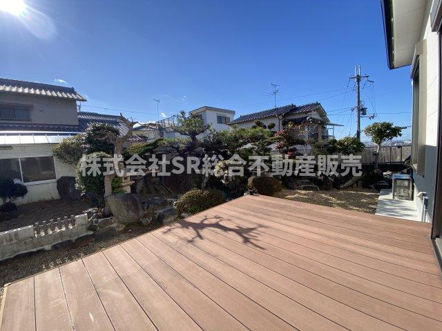 上六万寺町中古戸建のバルコニー|リビングと直結のウッドデッキは便利です！