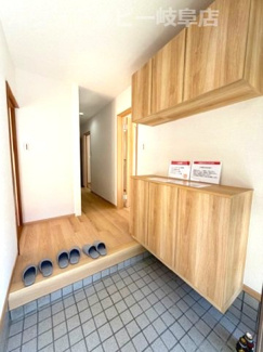 【玄関】 | 岐阜市岩井5LDK中古住宅！リフォーム済みです♪敷地広々73坪！お庭スペースあり！ | 岐阜市岩井5LDK中古住宅！リフォーム済みです♪敷地広々73坪！お庭スペースあり！