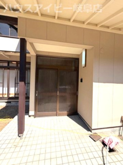 【玄関】 | 岐阜市岩井5LDK中古住宅！リフォーム済みです♪敷地広々73坪！お庭スペースあり！ | 岐阜市岩井5LDK中古住宅！リフォーム済みです♪敷地広々73坪！お庭スペースあり！