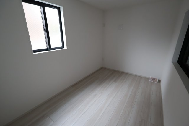 《仲介手数料無料》浦和区瀬ヶ崎４丁目32-6新築一戸建てLIGAREの洋室|1階 6.4帖