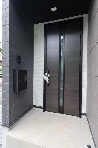 《仲介手数料無料》浦和区瀬ヶ崎４丁目32-6新築一戸建てLIGAREの玄関