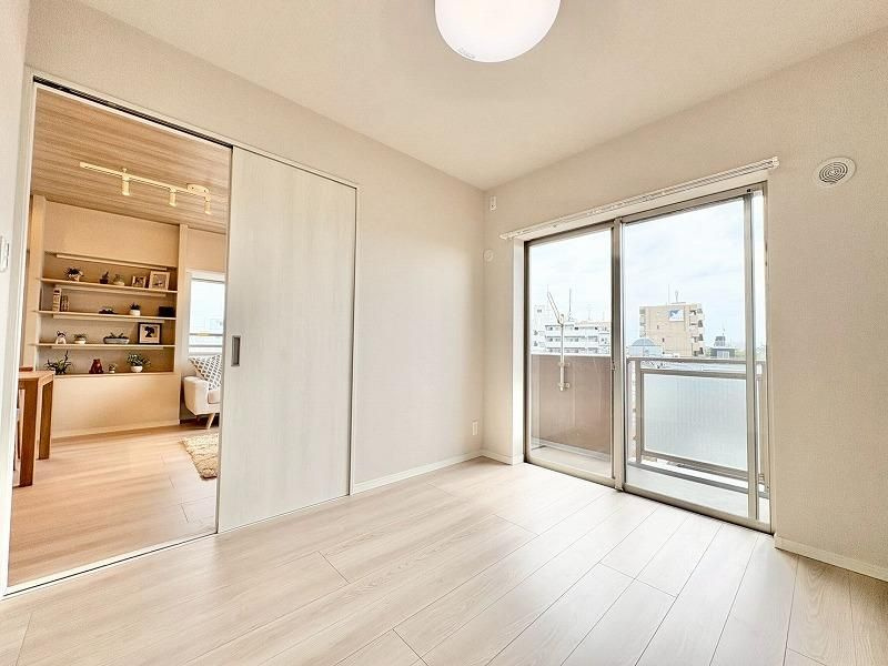 ユアコート富士見台の洋室|LDK横の洋室4.7帖。掃き出し窓からバルコニーに面しているため沢山の自然光が入ります。収納も一面に設置しています。