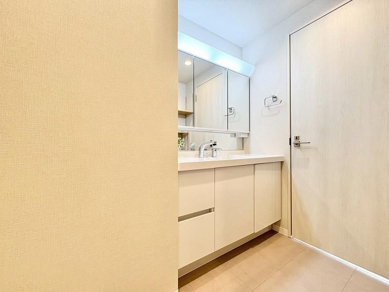 ユアコート富士見台の独立洗面台|三面鏡化粧台は広々としたタイプ。家族みんなの洗面で使用する物をすっきりと収納することができます。