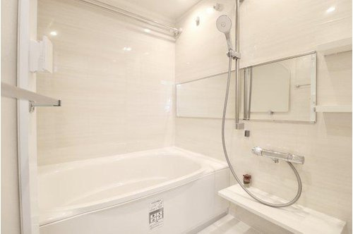 ユアコート富士見台の浴室|浴室は清潔なイメージのホワイトカラー。大きなワイドミラーを設置しているため空間に奥行きが生まれています。