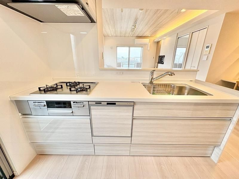 ユアコート富士見台のキッチン|対面式のシステムキッチンには浄水器、食洗器が標準仕様となっています。忙しいご家庭には嬉しい設備です。