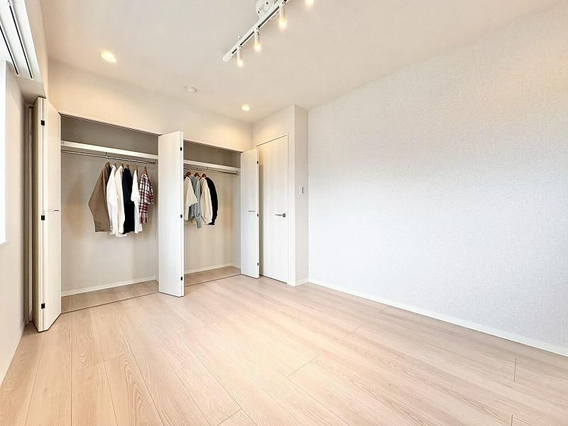ユアコート富士見台の寝室|一面収納のある6.9帖の洋室。洋服や小物など整理整頓収納して、空間を無駄なく使用することができます。