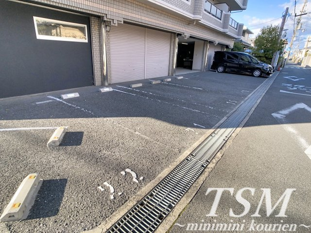 ウィルコートの駐車場