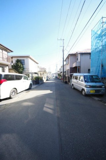 【前面道路含む現地写真】 | 【仲介手数料無料！！】日野市東平山２丁目　新築戸建て（全1棟）1号棟　5699万円 | 令和８年１月６日撮影　建築中
