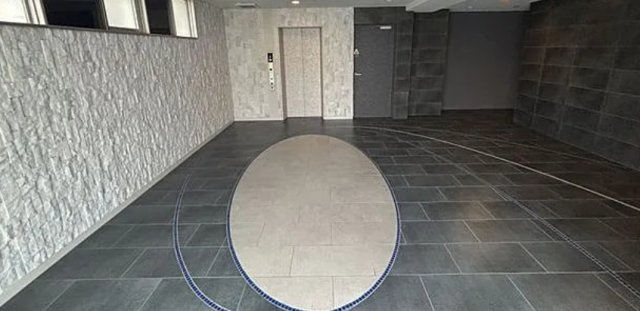 セレニテ新大阪プリエ のエントランス