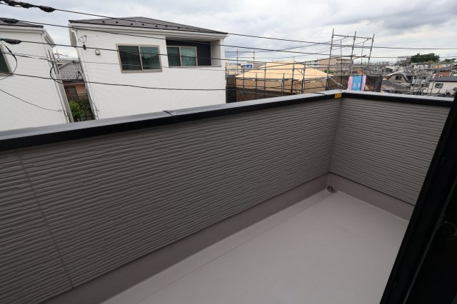 《仲介手数料無料》浦和区瀬ヶ崎４丁目32-6新築一戸建てLIGAREのバルコニー