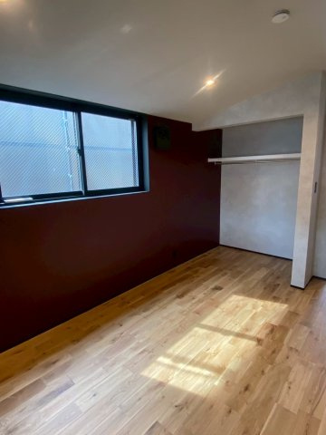 碑文谷6丁目戸建の収納|3階7帖洋室（掲載写真はAI生成による家具家電削除加工を加えたものを含みます）