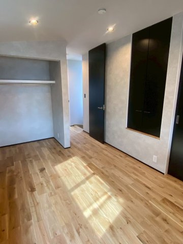 碑文谷6丁目戸建の洋室|3階7帖洋室（掲載写真はAI生成による家具家電削除加工を加えたものを含みます）