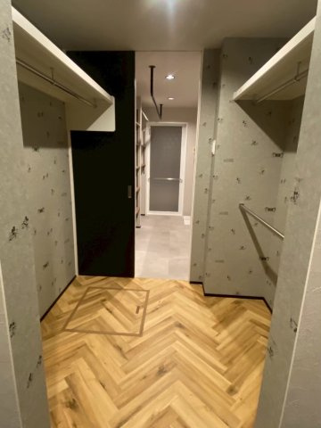 碑文谷6丁目戸建のその他|1階WICスペース（掲載写真はAI生成による家具家電削除加工を加えたものを含みます）