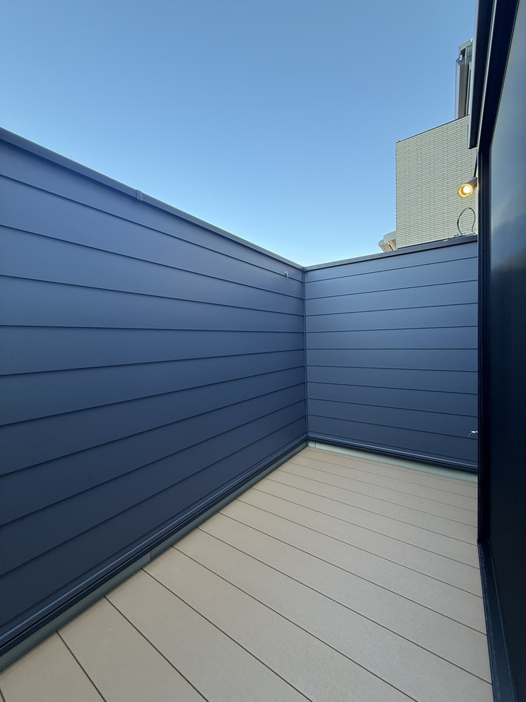 碑文谷6丁目戸建のバルコニー|掲載写真はAI生成による家具家電削除加工を加えたものを含みます