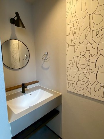 碑文谷6丁目戸建の設備|2階洗面台・エコカラット（掲載写真はAI生成による家具家電削除加工を加えたものを含みます）