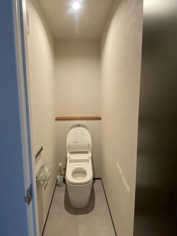 碑文谷6丁目戸建のトイレ|2階トイレ（掲載写真はAI生成による家具家電削除加工を加えたものを含みます）