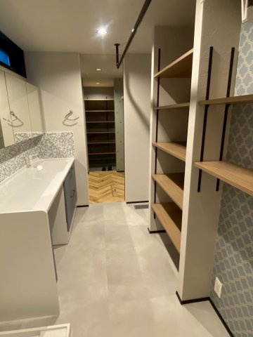 碑文谷6丁目戸建の洗面所|掲載写真はAI生成による家具家電削除加工を加えたものを含みます