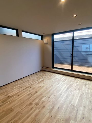 碑文谷6丁目戸建の居間・リビング|掲載写真はAI生成による家具家電削除加工を加えたものを含みます