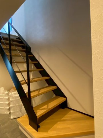 碑文谷6丁目戸建の内装|掲載写真はAI生成による家具家電削除加工を加えたものを含みます