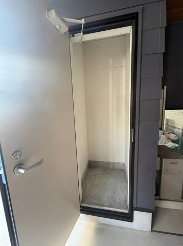 碑文谷6丁目戸建の設備|駐車場倉庫（掲載写真はAI生成による家具家電削除加工を加えたものを含みます）