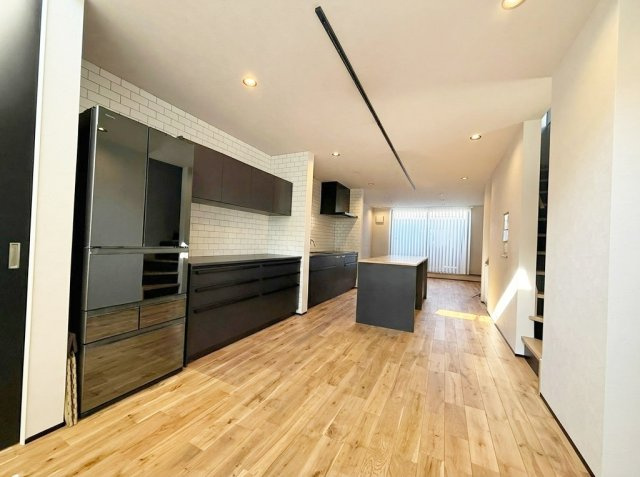 碑文谷6丁目戸建の居間・リビング|掲載写真はAI生成による家具家電削除加工を加えたものを含みます